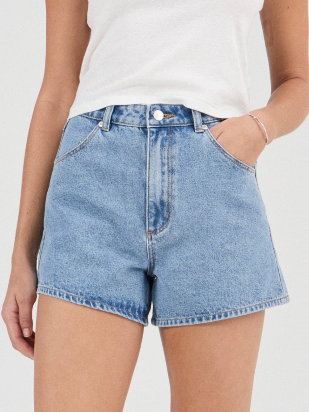 ROLLA'S Mirage High Rise Loose Fit Ligth Wash Denim Shorts - size 30